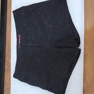 One Zone black lace 5" inseam shorts Fully lined 2 pockets zip closure sz 8 …EUC